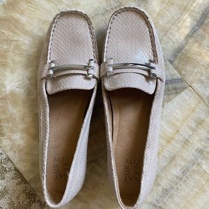 Naturalizer Women’s flat